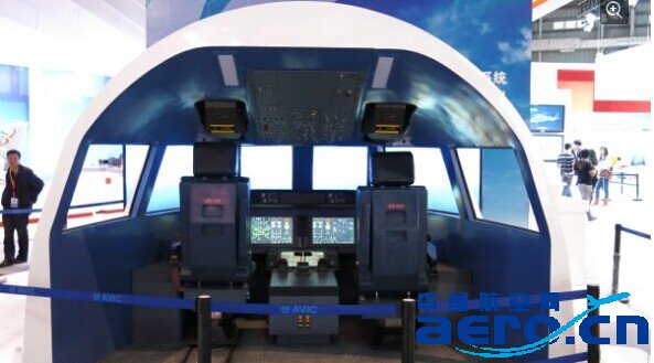 C919大型客機機頭采用飽滿的流線型外形設計,有四塊風擋玻璃(目前干線客機中只有最新的波音787采用),乳白色機身整體極富弧線美感。駕駛艙采用兩人機組體制。