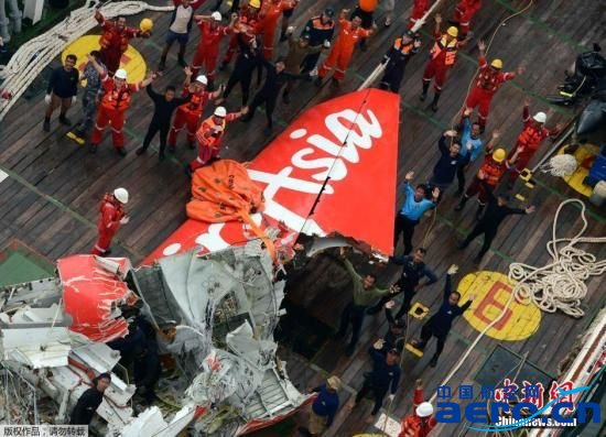 當地時間2015年1月10日,爪哇海,印尼搜救人員成功打撈亞航失事航班機尾殘骸