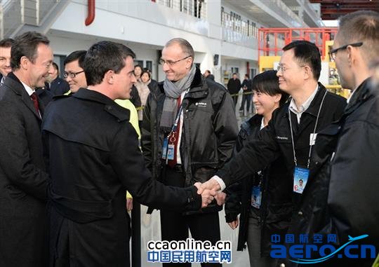 法總理馬努埃爾·瓦爾斯與空客天津總裝線及交付中心員工交談