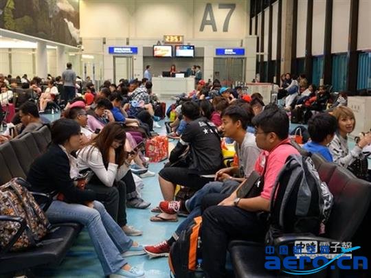 預定半夜要搭該機飛往吉隆坡的旅客,等檢修完確認沒有問題上機后推,足足延誤了一個小時。(高興宇攝) 預定半夜要搭該機飛往吉隆坡的旅客,等檢修完確認沒有問題上機后推,足足延誤了一個小時。(高興宇攝)