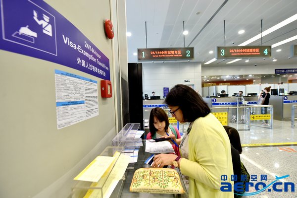 申請免簽過境的外籍旅客填寫信息登記表-通訊員魏文亨攝.jpg 申請免簽過境的外籍旅客填寫信息登記表-通訊員魏文亨攝.jpg