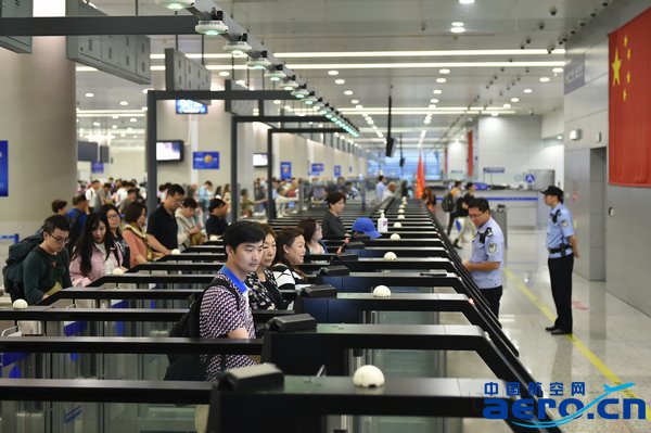 口岸旅客自助通關-通訊員魏文亨攝.jpg 口岸旅客自助通關-通訊員魏文亨攝.jpg