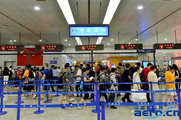 邊檢自助通關備受旅客青睞-通訊員魏文亨攝.jpg 邊檢自助通關備受旅客青睞-通訊員魏文亨攝.jpg