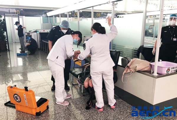 協助醫務人員為旅客輸液。高晗攝.jpg 協助醫務人員為旅客輸液。高晗攝.jpg
