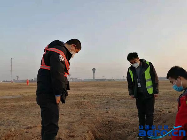 西北空管局天通公司電信網絡室配合開展北飛行區不停航施工工作_副本.jpg 西北空管局天通公司電信網絡室配合開展北飛行區不停航施工工作_副本.jpg