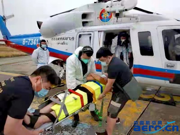 飛機降落后將漁民轉送醫院(攝影:王娟 南海第一救助飛行隊)_副本.jpg 飛機降落后將漁民轉送醫院(攝影:王娟 南海第一救助飛行隊)_副本.jpg